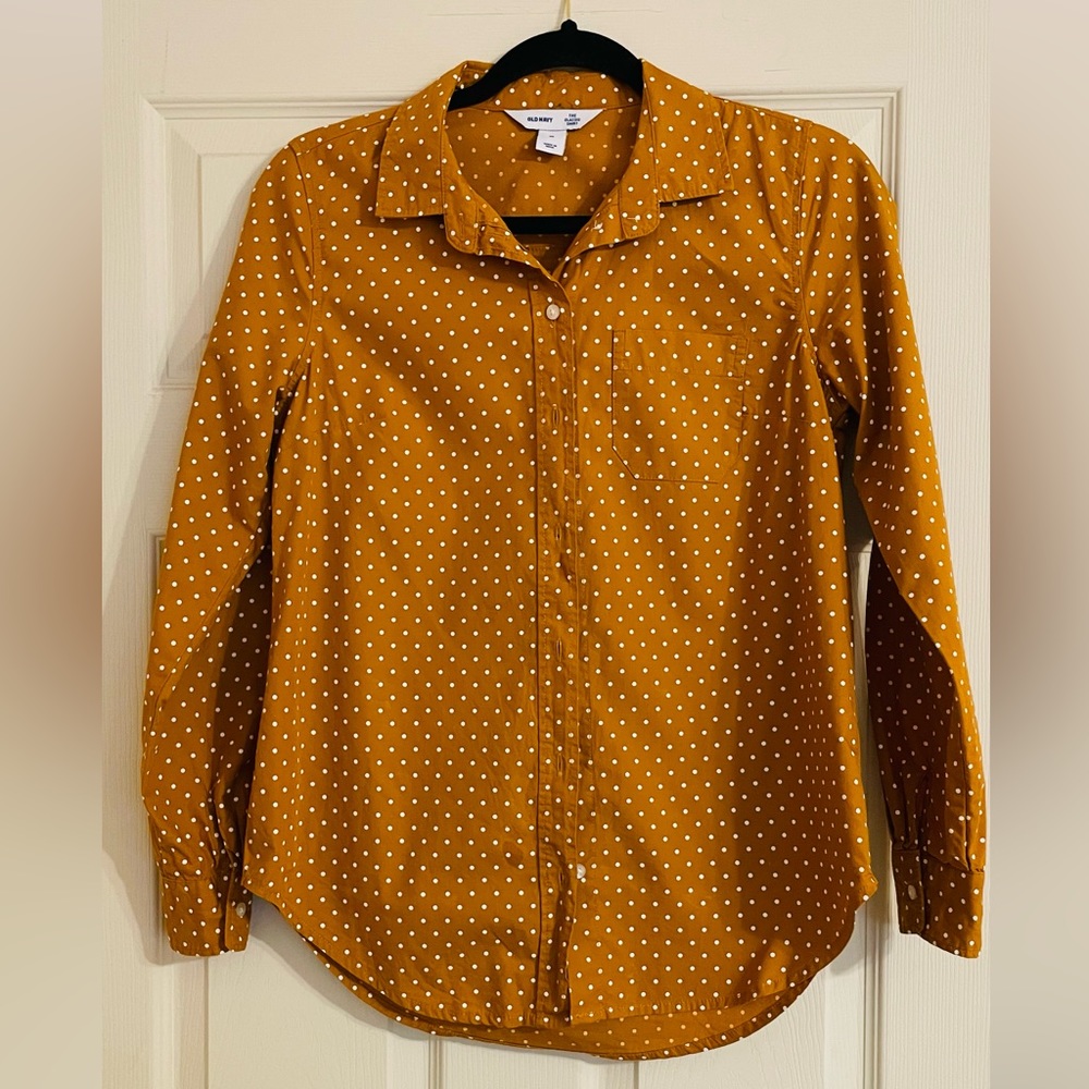 Mustard and white polka dot button down shirt from Old Navy. Good condition.